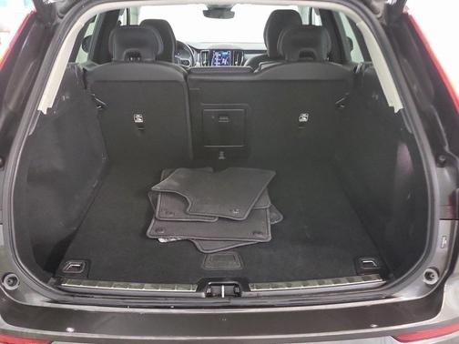 2022 Volvo XC60 B5 Momentum