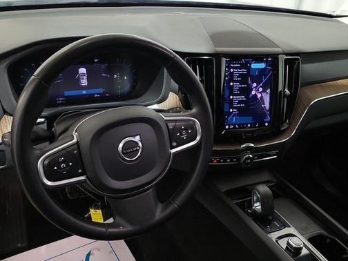 2022 Volvo XC60 B5 Momentum