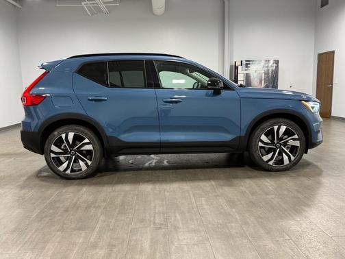 2023 Volvo XC40 B5 Plus Dark Theme