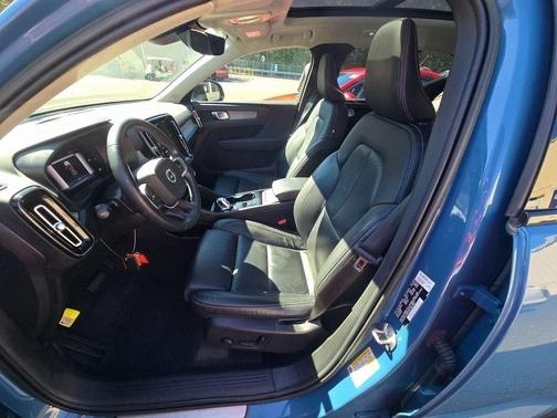 2023 Volvo XC40 B5 Plus Dark Theme