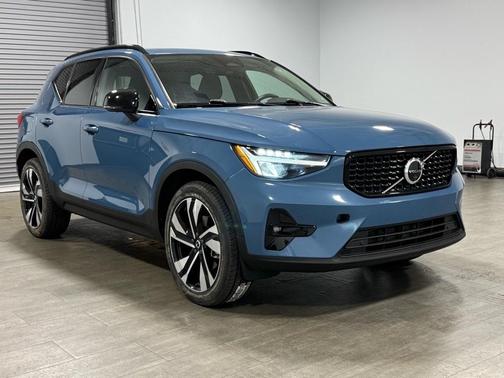 2023 Volvo XC40 B5 Plus Dark Theme