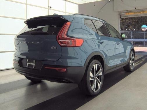 2023 Volvo XC40 B5 Plus Dark Theme