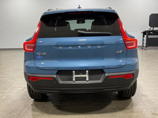 2023 Volvo XC40 B5 Plus Dark Theme
