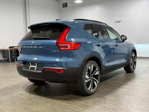 2023 Volvo XC40 B5 Plus Dark Theme
