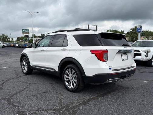 Star White Metallic Tri-Coat 2024 Ford Explorer XLT
