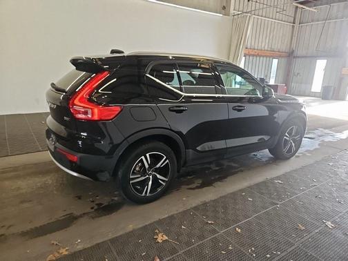 2023 Volvo XC40 B5 Plus Bright Theme