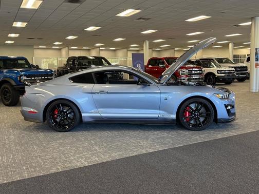 2022 Ford Shelby GT500 Base