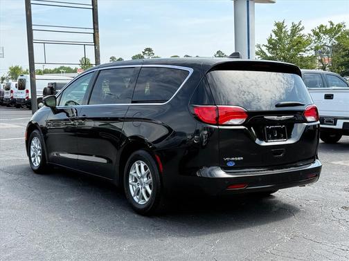 Brilliant Black Crystal Pearlcoat 2023 Chrysler Voyager LX