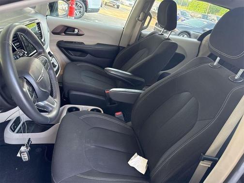 Brilliant Black Crystal Pearlcoat 2023 Chrysler Voyager LX