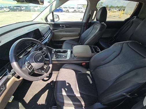 Snow White Pearl 2025 Kia Carnival LXS