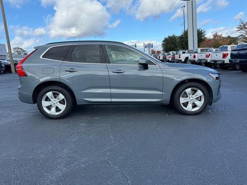 2022 Volvo XC60 B5 Momentum