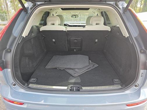 2022 Volvo XC60 B5 Momentum