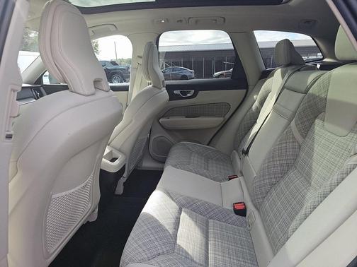 2022 Volvo XC60 B5 Momentum