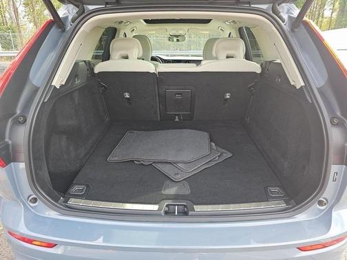2022 Volvo XC60 B5 Momentum