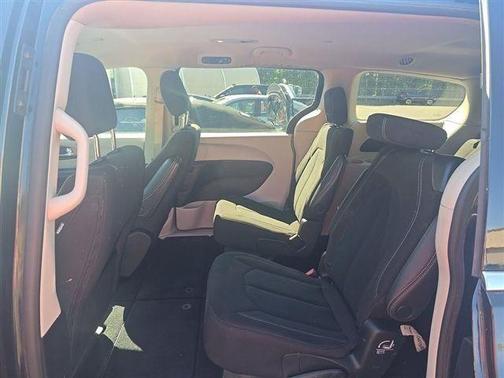 Brilliant Black Crystal Pearlcoat 2023 Chrysler Voyager LX