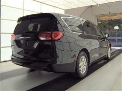 Brilliant Black Crystal Pearlcoat 2023 Chrysler Voyager LX