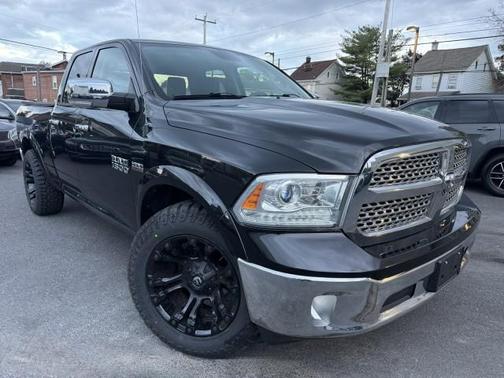 Brilliant Black Crystal Pearlcoat 2017 RAM 1500 Laramie