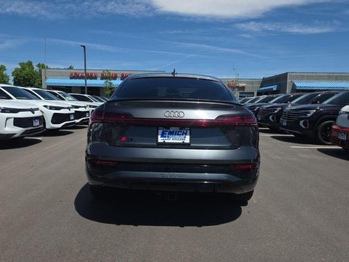 Daytona Gray Pearl Effect 2024 Audi Q8 e-tron S line Premium