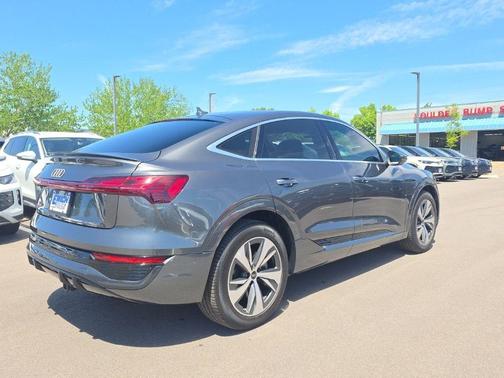Daytona Gray Pearl Effect 2024 Audi Q8 e-tron S line Premium