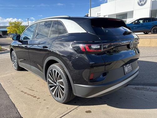 Deep Black Pearl Effect 2023 Volkswagen ID.4 Pro S Plus
