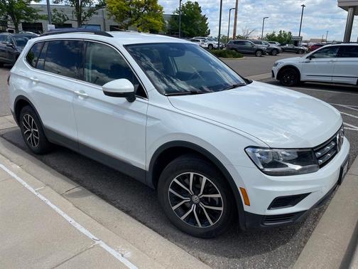 Photo 3 of 5 of 2021 Volkswagen Tiguan 2.0T SE
