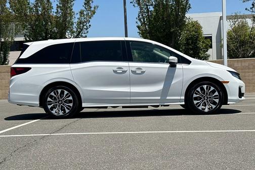 Platinum White Pearl 2026 Honda Odyssey