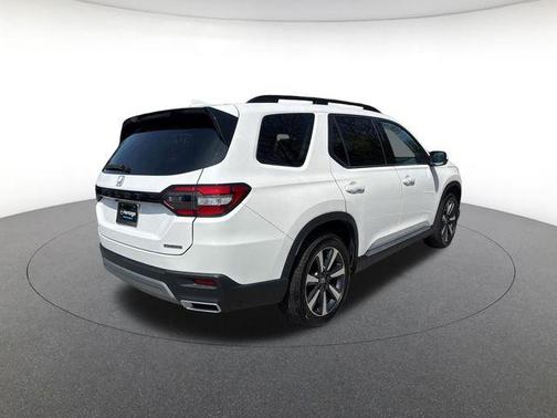 Platinum White 2025 Honda Pilot Touring 8-Passenger