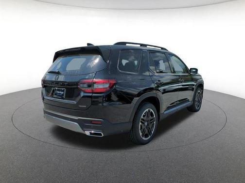 Crystal Black Pearl 2026 Honda Pilot Touring 8-Passenger