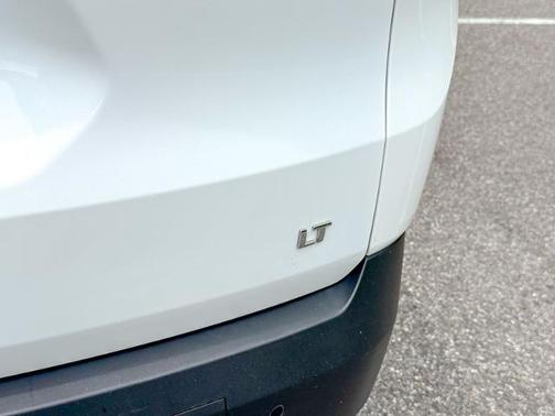 Summit White 2023 Chevrolet Traverse LT CLOTH