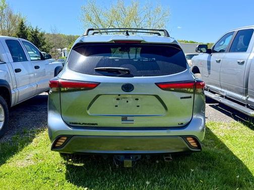 Moon Dust 2023 Toyota Highlander LE