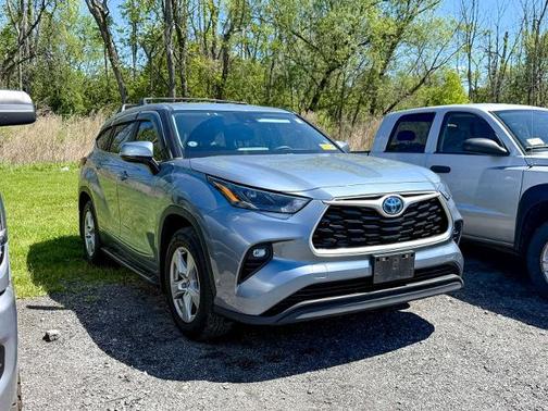 Moon Dust 2023 Toyota Highlander LE
