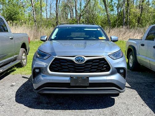 Moon Dust 2023 Toyota Highlander LE