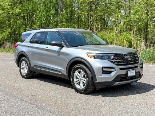 ICONIC SILVER METALLIC 2024 Ford Explorer XLT