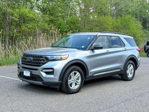 ICONIC SILVER METALLIC 2024 Ford Explorer XLT