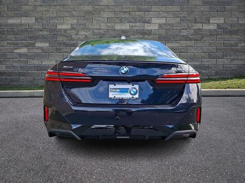 Carbon Black Metallic 2027 BMW 530 i xDrive