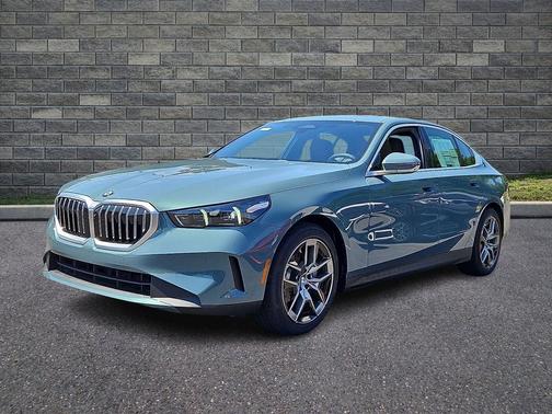Cape York Green Metallic 2026 BMW 530 xDrive