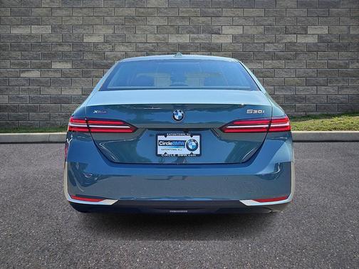 Cape York Green Metallic 2026 BMW 530 xDrive