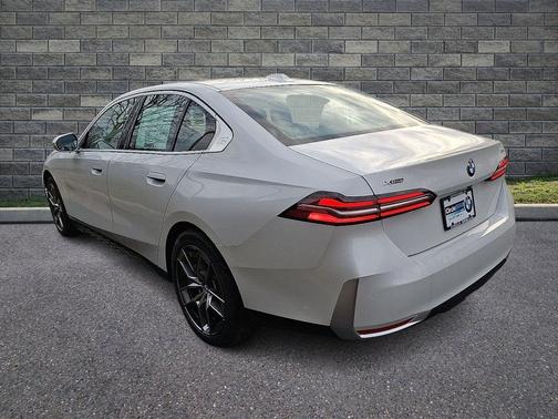 Mineral White Metallic 2026 BMW 530 xDrive