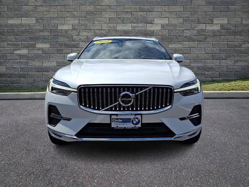 Crystal White Metallic 2023 Volvo XC60 Recharge Plug-In Hybrid T8 Ultimate Bright Theme