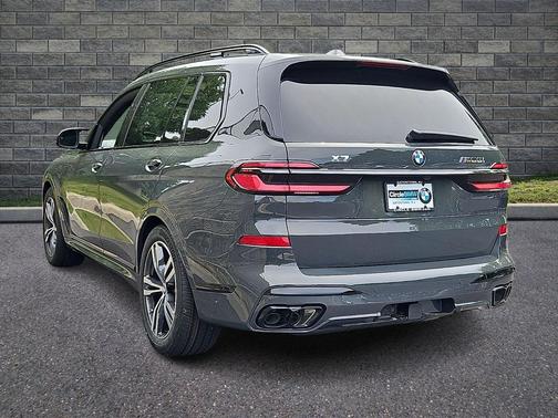 Dravit Grey Metallic 2027 BMW X7 M60i