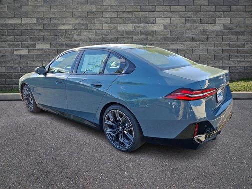 Cape York Green Metallic 2026 BMW 530 xDrive