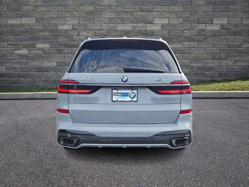 Brooklyn Grey Metallic 2027 BMW X7 xDrive40i
