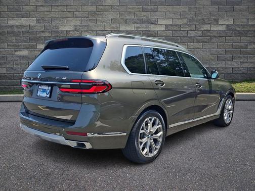 Manhattan Green Metallic 2025 BMW X7 xDrive40i