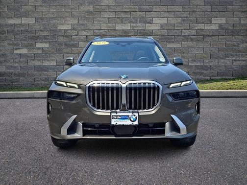 Manhattan Green Metallic 2025 BMW X7 xDrive40i