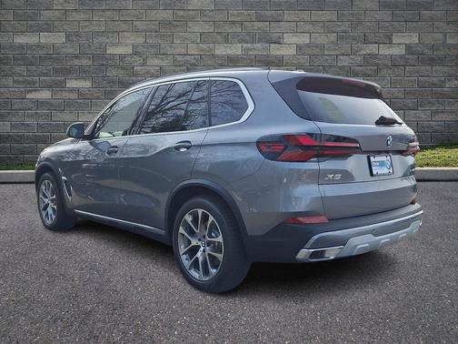 Skyscraper Grey Metallic 2026 BMW X5 xDrive40i
