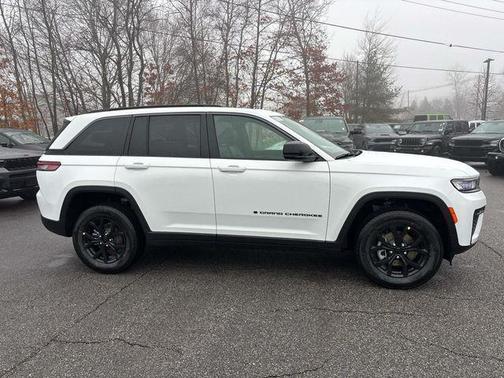 Bright White Clearcoat 2026 Jeep Grand Cherokee Laredo