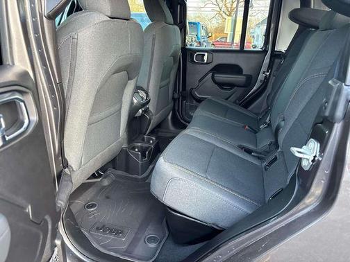 2026 Jeep Gladiator Sport