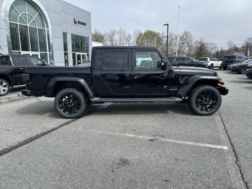 Black Clearcoat 2022 Jeep Gladiator Overland