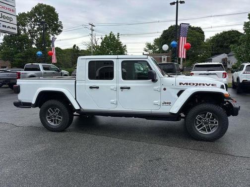 Bright White Clearcoat 2026 Jeep Gladiator Mojave