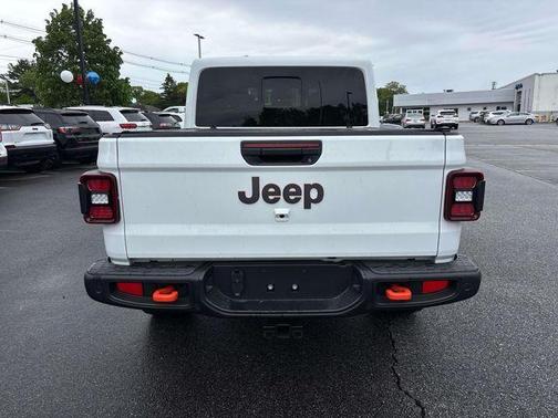 Bright White Clearcoat 2026 Jeep Gladiator Mojave